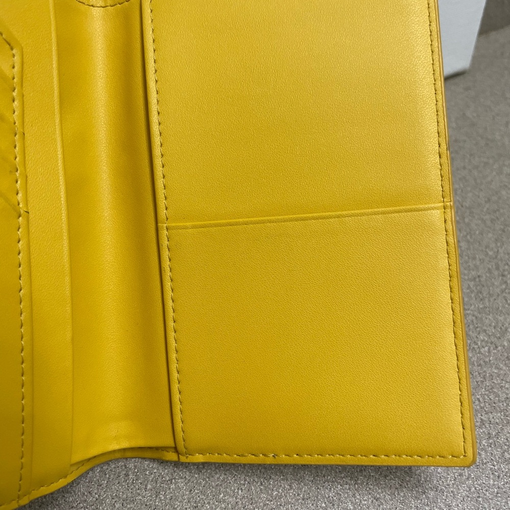 Joseph & Stacey Women’s Silver Mirror Large Wallet Bifold Yellow Inside - Picture 8 of 11
